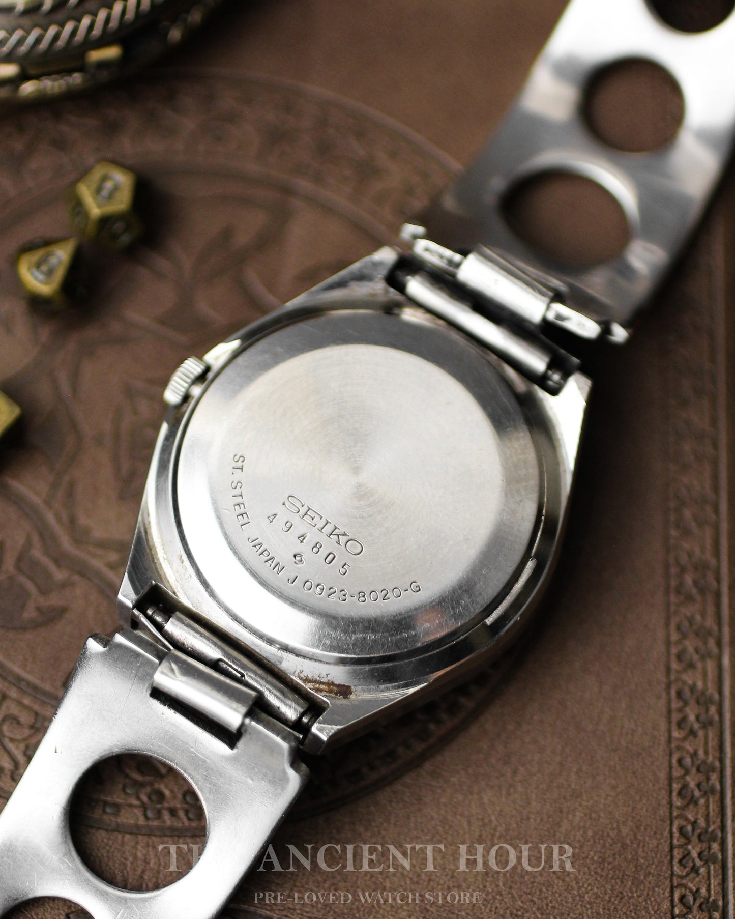 1974 Seiko Quartz QZ 0923-8020 Blue Textured dial - Kanji day/date Calendar