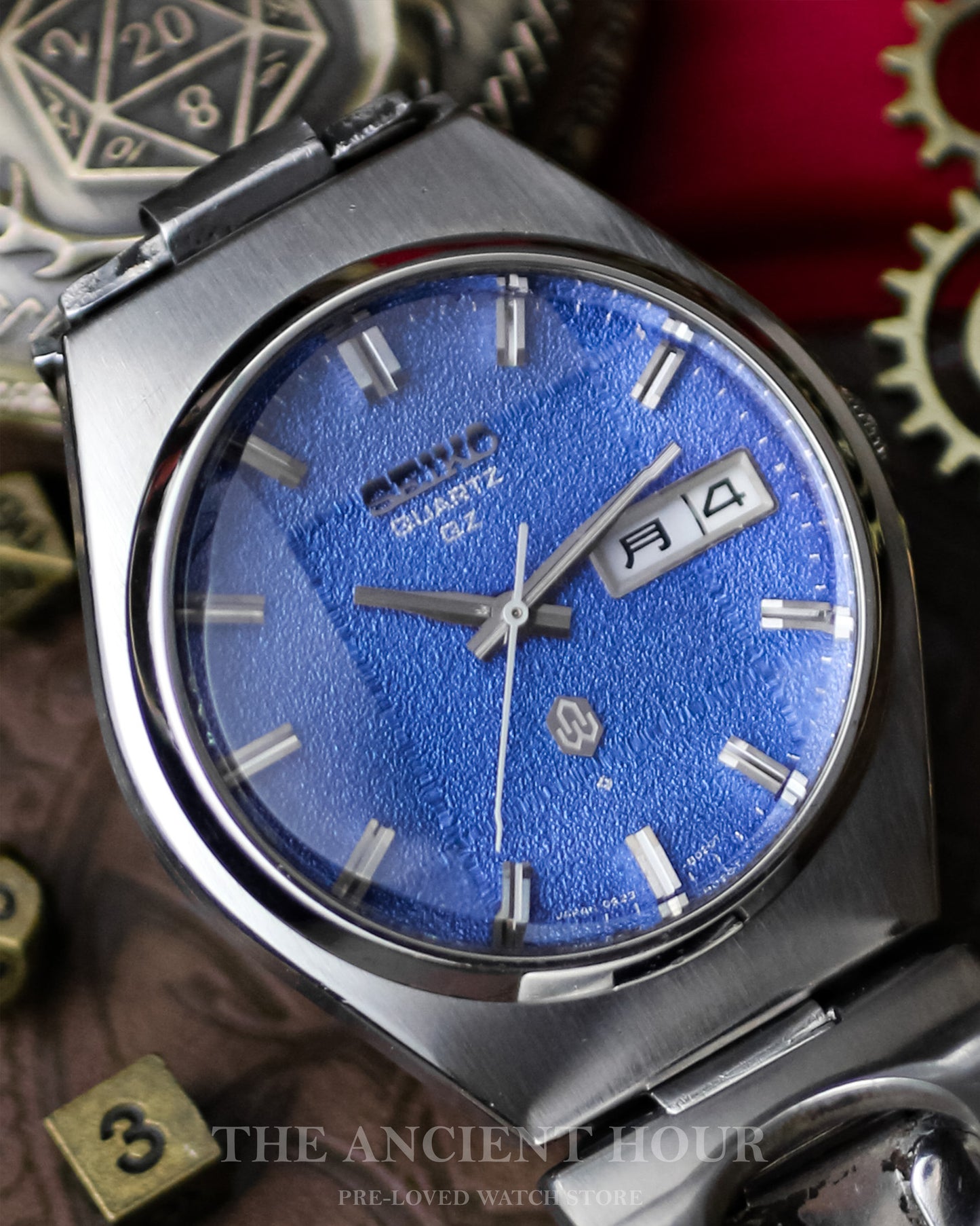1974 Seiko Quartz QZ 0923-8020 Blue Textured dial - Kanji day/date Calendar