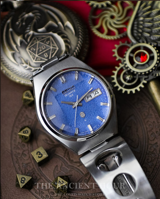 1974 Seiko Quartz QZ 0923-8020 Blue Textured dial - Kanji day/date Calendar