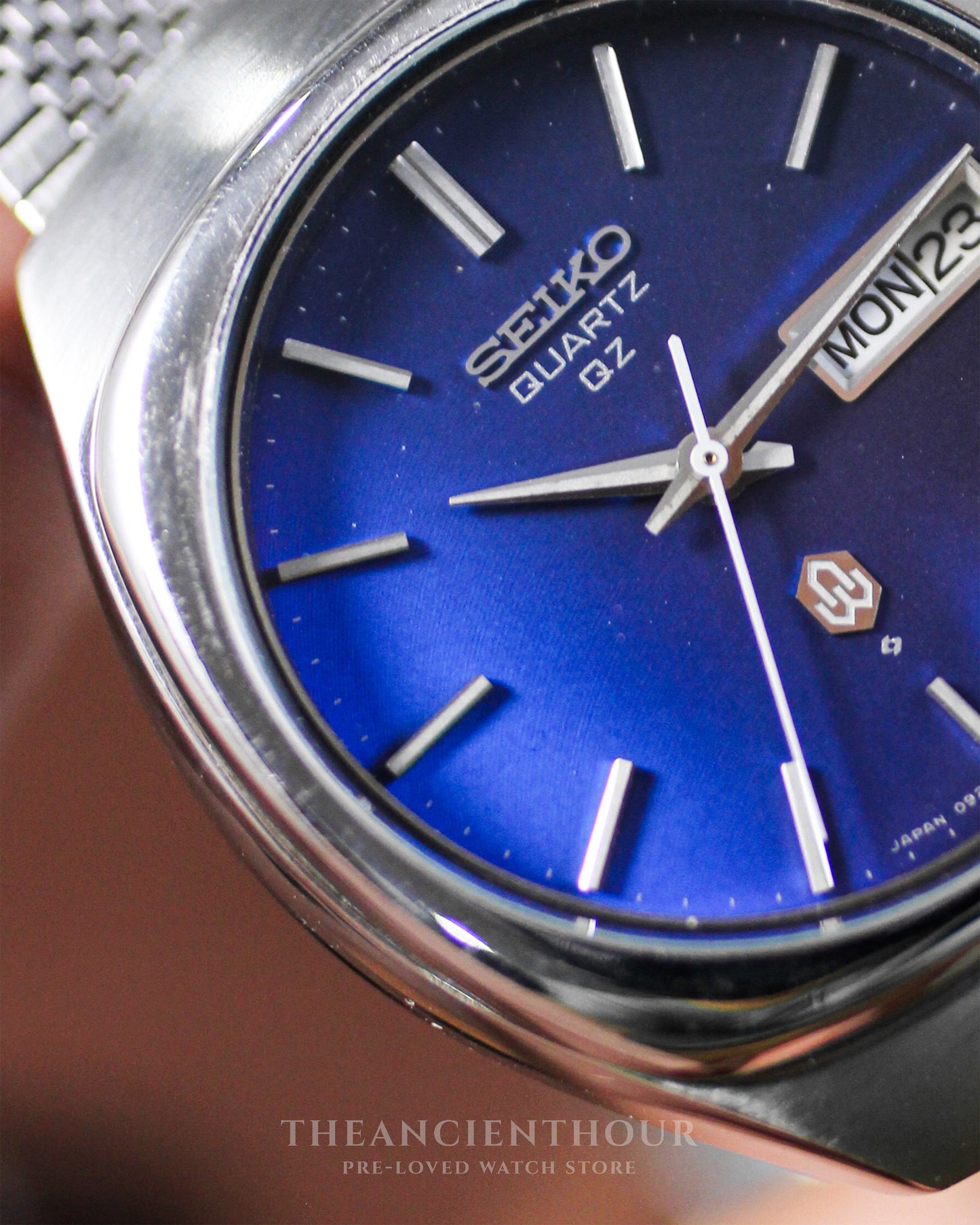 Seiko QZ 0923-8050 Blue Sunburst Dial